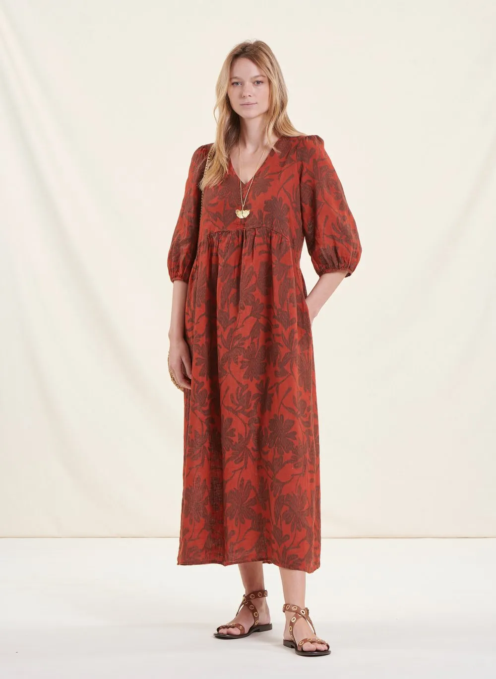 Vestido largo con cuello en V estampado en lino en marron