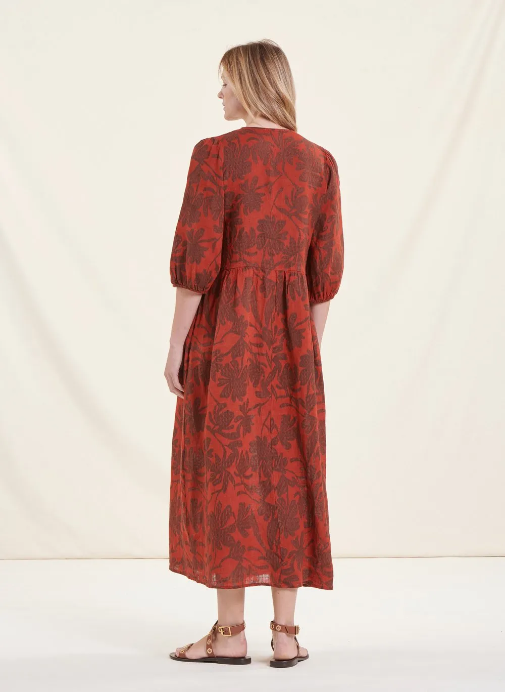 Vestido largo con cuello en V estampado en lino en marron
