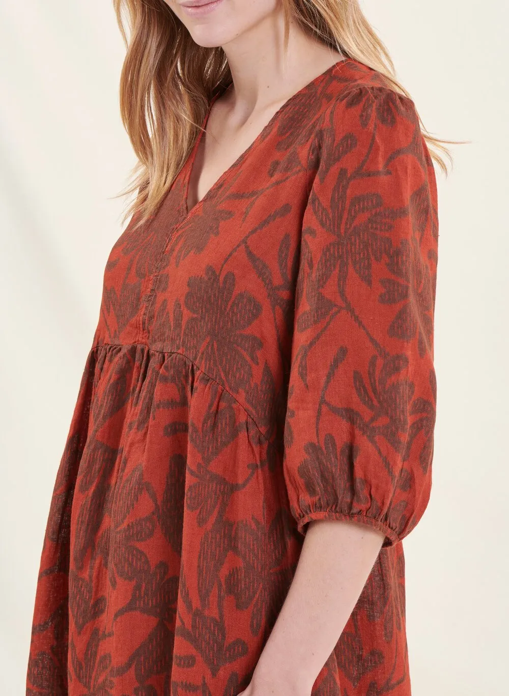 Vestido largo con cuello en V estampado en lino en marron