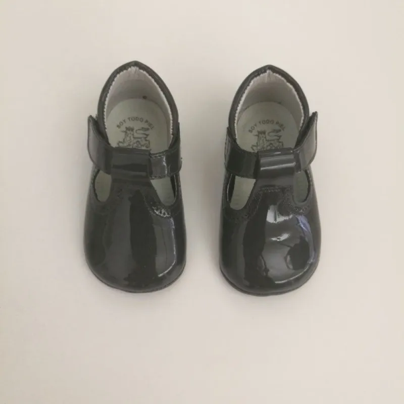 Zapatos bebé de charol antracita de León Shoes