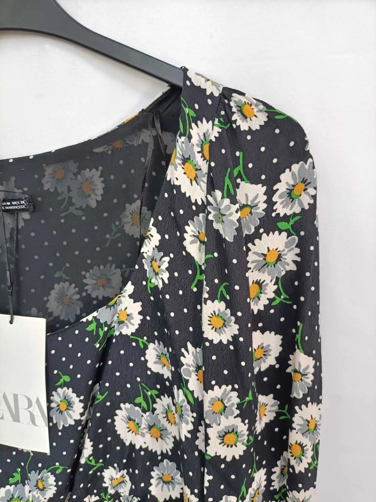 ZARA. Top negro flores y lunares T.m